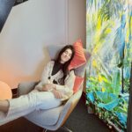 Colleague relaxing and enjoying the new entry area at the Spairliners' headquarters in Hamburg.